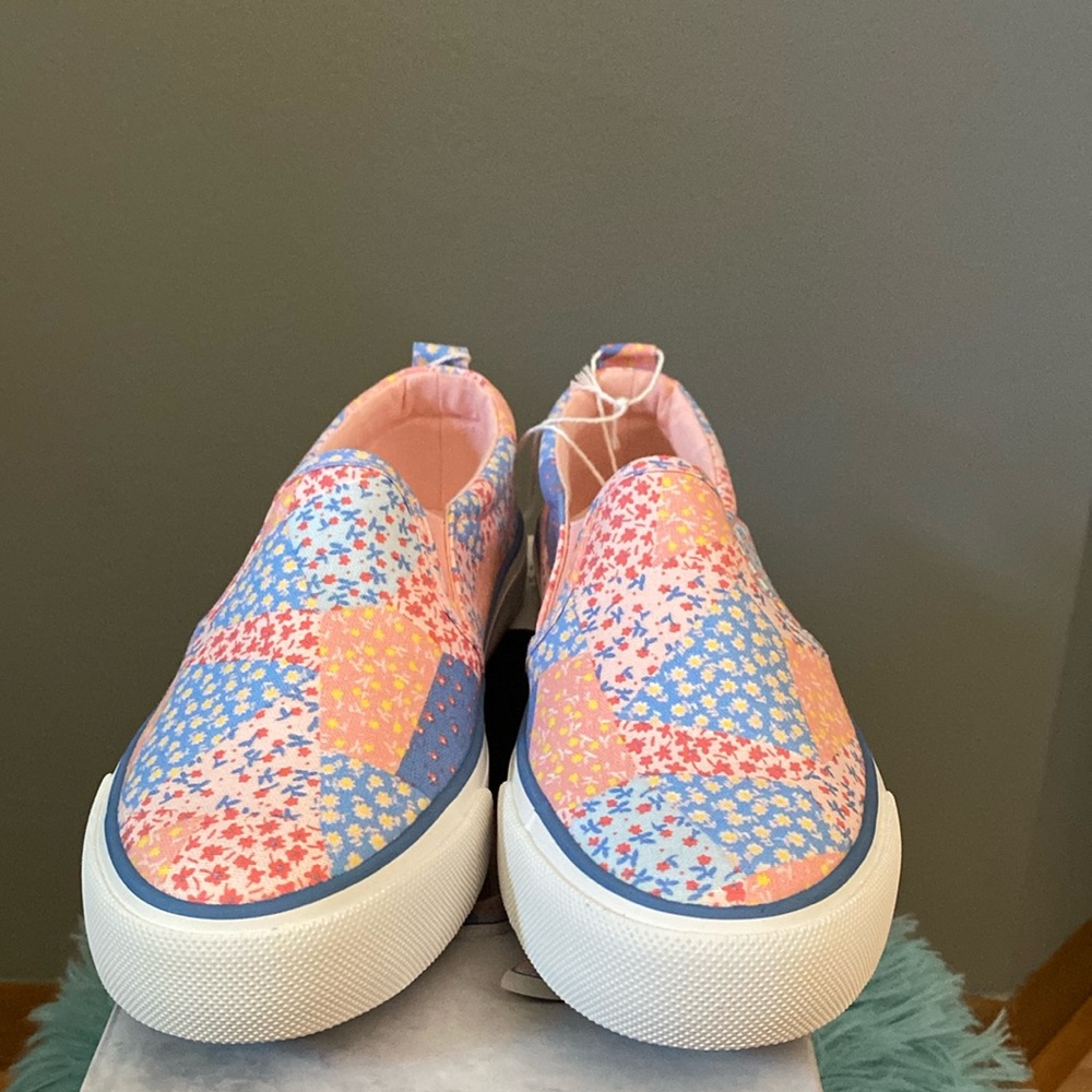 BRAND NEW GIRLS MEMORY FOAM CANVAS SLIP ONS SIZE 4! NWT! SMOKE FREE HOME!